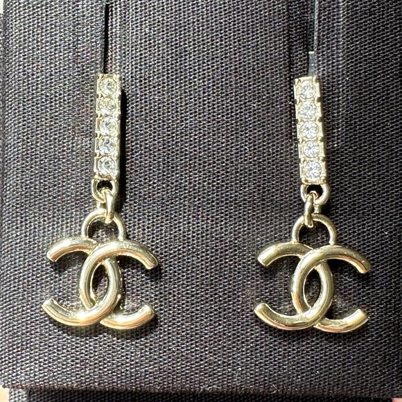 2024P CHANEL GOLD TONE CC LOGO WHITE CRYSTALS DANGLE EARRINGS - Picture 13 of 16